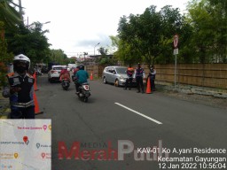 Petugas Dishub Surabaya Tertibkan Parkir Bahu Jalan