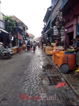 Pedestrian Jalan Panggung Beralih Fungsi jadi Area Dagang Ikan