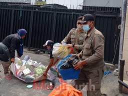Satpol PP Tertibkan Pedagang Gembong