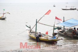 Gelombang Tinggi Penduduk Pesisir Diminta Waspada