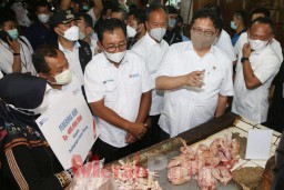 Menko Airlangga Sidak Operasi Minyak Goreng di Surabaya, Hasilnya?