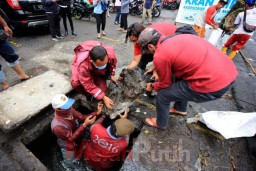 Cegah Banjir, Petugas Gabungan Bersihkan Saluran Gorong-gorong