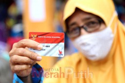 Kartu Keluarga Sejahtera Dibagikan Warga di Tiap Kecamatan