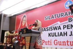 Peduli Pendidikan Puti Soekarno Bagikan KIP untuk Mahasiswa