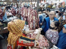 Mendag Zulhas Sidak Pasar Tradisional, Klaim Harga Bahan Pokok di Surabaya Stabil
