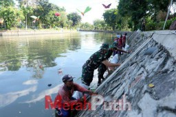 Waduh..! 63 Ton Sampah Hasil Kerja Bakti Bersama di Sungai Kalimas