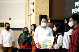 Eri Cahyadi Tebus Ijazah Pelajar SMA yang Nunggak Senilai Rp1,7 Miliar