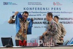 Cegah Korupsi KPK Berikan Rompi Biru pada PLN!