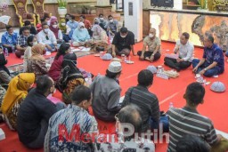 Dengan Lesehan Bareng di Balai Kota Eri Cahyadi Terima Sambat Warganya