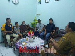 Ortu Menghilang, Diasuh Tukang Becak, Umur Hampir 9 Tahun Baru Bisa Sekolah