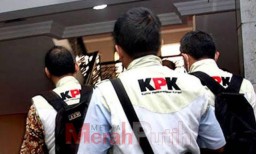 Gentayangan Kasus Pokmas, KPK Geledah Ruang Kerja Gubernur Khofifah dan Emil?