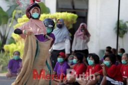 Begini Hebohnya! Penghuni UPTD Liponsos Keputih Semarakan HUT RI ke 77 dengan Lomba Balap Karung