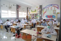 Kebijakan Wali Kota Eri dari Hilangkan Perbedaan Sekolah Negeri dan Swasta hingga Hapus PR pada Siswa
