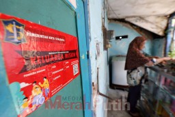 Kadinsos Klaim Penempelan Stiker Keluarga Miskin di Surabaya Ada yang Menolak dan Banyak yang Minta Ditempel