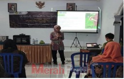 Dosen UPN Ajarkan Petani Bocek Membuat Pestisida Alami dari Ekstrak Sereh Wangi