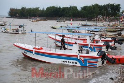 Dongkrak Kampung Nelayan Jadi Destinasi Wisata, Pelayan Diberi Bantuan Perahu