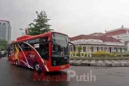 Pertama di Indonesia, Kemenhub Launching Bus Listrik di Surabaya