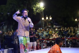 Mantan Vokalis Yovie and Nuno dan Warga Puji Karnaval Nang Tunjungan Surabaya