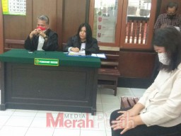 Terdakwa Kasus Penipuan Emas Batangan Ini Tertunduk Lesu! Setelah Dituntut Jaksa 3 Tahun Penjara, Padahal Belum Ditahan?