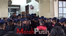 Riuh Yel-yel ‘Brigade’ Puluhan Anggota Brimob Ditegur Sekuriti PN Surabaya