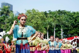 Kenakan Pakaian Adat Tradisional, 400 Warga Surabaya Ikuti Upacara di Balai Kota