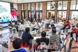 Dedengkot Buruh Surabaya Keluhkan Nasibnya ke Wali Kota Eri Cahyadi
