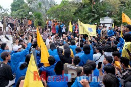 Ditemui Wali Kota Eri, Demo Tolak Kenaikan BBM di Surabaya Kondusif