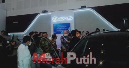 PEJABAT PEMBUKA TINJAU AREA PAMERAN GIIAS SURABAYA 2022