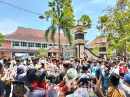 Singgung Masalah Tembakau, Pendemo Nilai Bupati Baddrut Tamam Tak Becus Memimpin Pamekasan