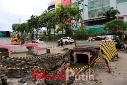 Awas Ada Pengerjaan Saluran Depan Pasar Turi, Arus Lalin di Jalan Dupak Diberlakukan Contra Flow