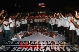 Dari Surabaya untuk Aremania, Berdoa dan Nyalakan Lilin Bersama Ribuan Suporter