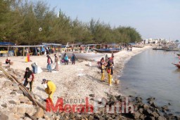 Diikuti 191 Negara di Dunia, DLH Bersihkan 1 Ton Sampah di Pantai Kenjeran