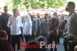 Presiden Jokowi Salurkan Bantuan PKH dan BPNT di Pasar Pucang Anom Surabaya