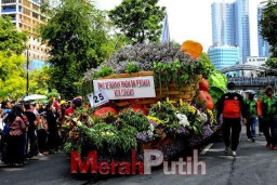 Gelaran Pawai Bunga Jalan Tunjungan hingga Alun-alun Surabaya Ditutup