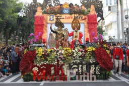 Amazing Warga Banjiri Pagelaran Surabaya Vaganza