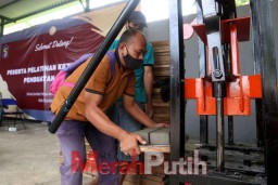 Pendapatan Warga MBR pada Padat Karya Pembuatan Paving di Surabaya Capai Rp6-7 Juta per Bulan