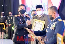 Kapolda Jatim Beri Dua Penghargaan kepada Walikota Eri Cahyadi