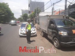 Menengok Semrawutnya Parkir Berserakan Memakan Bahu Jalan di Kawasan Surabaya Utara, Satlantas dan Dishub Kecolongan?