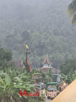 PLN Hentikan Sementara Pasokan Listrik Sejumlah Wilayah Terdampak Banjir di Kabupaten Malang