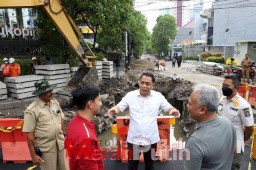 Kebut Pengerjaan Saluran Air, Wali Kota Eri : Mohon Maaf Beberapa Jalan Ditutup