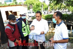 Tak ingin Banjir di Surabaya Wali Kota Eri Keliling Tinjau Pengerjaan Saluran Air