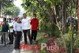 Cek Penataan Taman Tengah Kota, Wali Kota Eri Minta Pepohonan Terkesan Rimbun Dirapikan