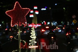 Ornamen Natal Terpasang di Beberapa Kawasan Surabaya