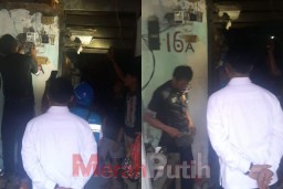 Keluarga Ini Hidup Tanpa Listrik Karena Terkendala Izin Pemilik Tanah