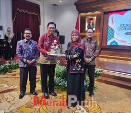 Wujudkan UHC, 21 Daerah Terima Penghargaan dari Khofifah