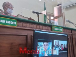 Gelapkan Uang Pengurusan Perkara, Robert Julius Disidang