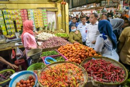 Tekan Inflasi Wali Kota Eri Pastikan Harga Bapok Harus Stabil hingga Idul Adha 2023