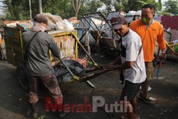 Terkesan Kumuh, DLH Surabaya Gelar Kerja Bakti di 191 TPS