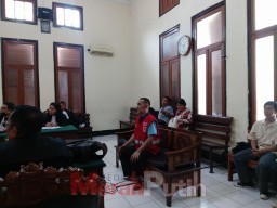 Terdakwa Pembelian Mobil Bodong Roberto Agustinus Dituntut 1,5 Tahun Penjara