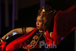 Memukau UKM Teater Geo Pentaskan "Kelambu Aksa" dari Buku "Nglaras Ati"